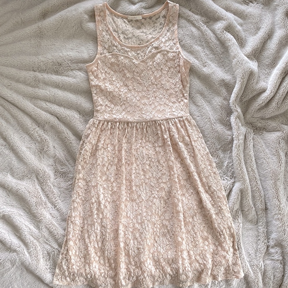 Lace dress in peach